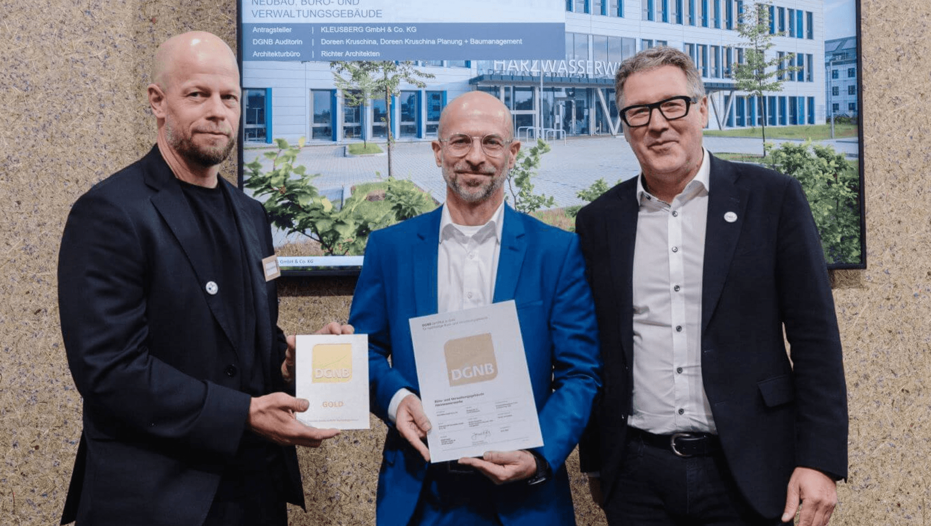 Zertifikatsüberreichung für DGNB Gold an KLEUSBERG Geschäftsführer Oliver Hartmann